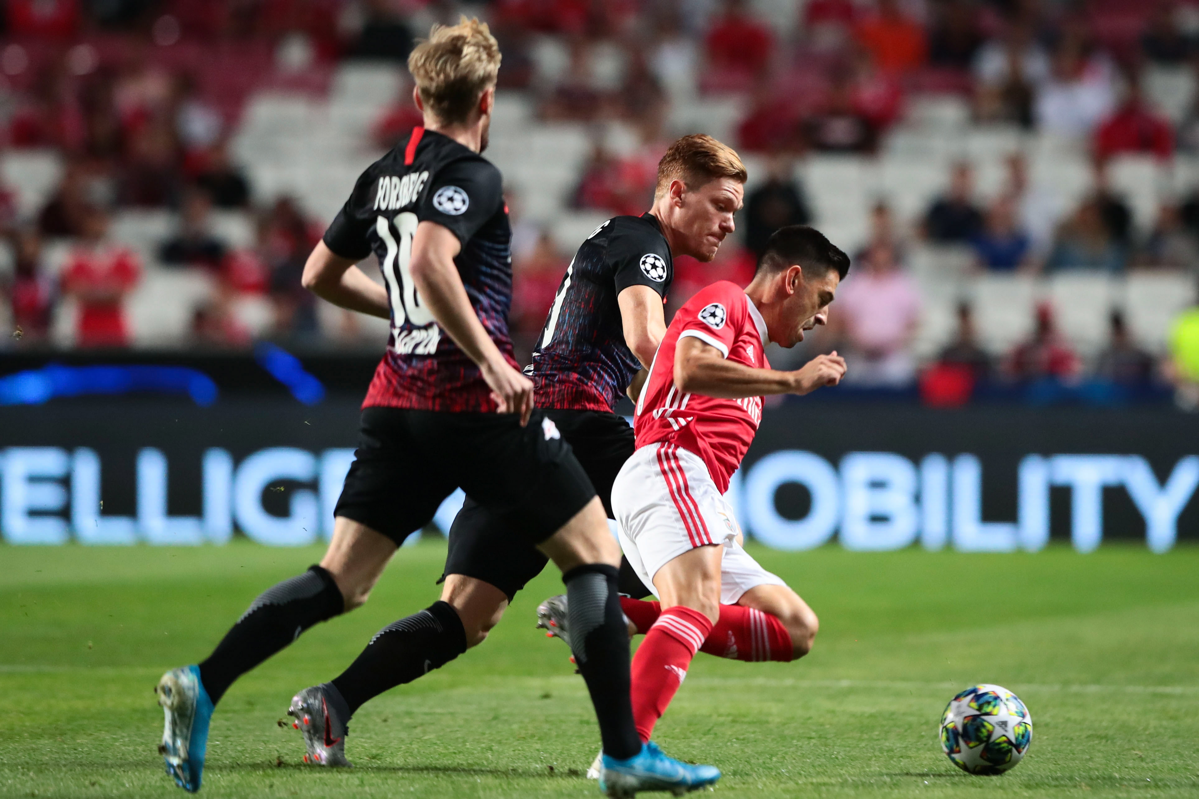 包含莱比锡-战胜曼联科普欧冠客场夺冠的词条